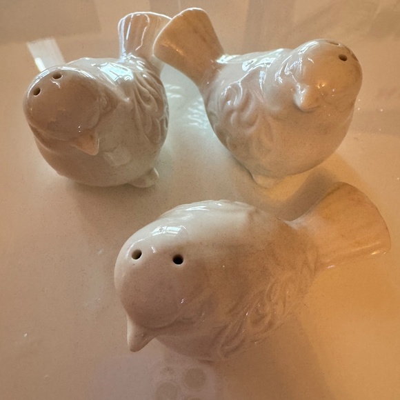 Pier 1 White Scroll Design Birds Salt and Pepper Shakers Set Ceramic - Picture 3 of 3
